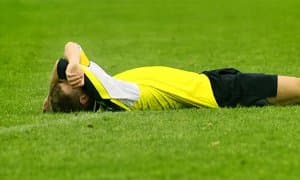 Дарвозабон билан тўқнашиб кетган футболчи вафот этди