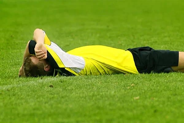 Дарвозабон билан тўқнашиб кетган футболчи вафот этди