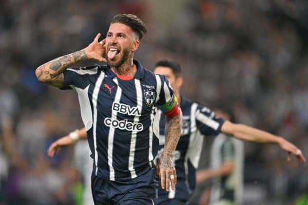 Марказий ҳимоячи Серхио Рамос мексикаликларга гол уришни ўргатяпти