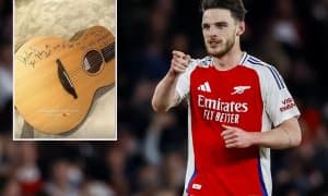 Эд Ширан Деклан Райсга ўз имзоси туширилган гитара совға қилди 