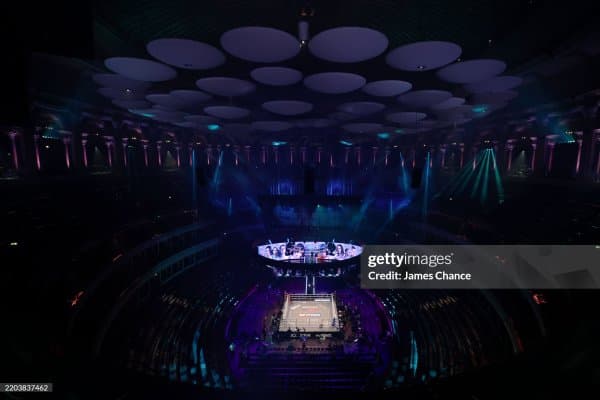 Икки чарм қўлқоп устамиз навбатдаги жанглари учун Венгрияга йўл олишди