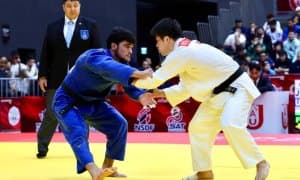 Ўзбек полвони шоҳсупага кўтарилди