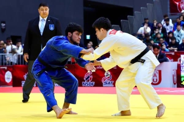 Ўзбек полвони шоҳсупага кўтарилди