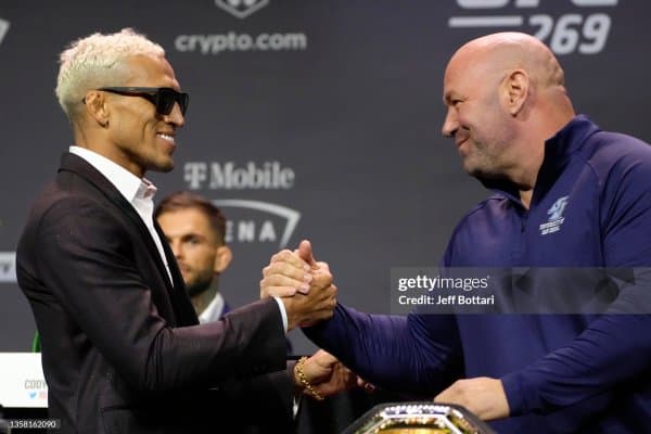 Дана Уайт Чарльз Оливейрани ажойиб мукофот билан тақдирлади