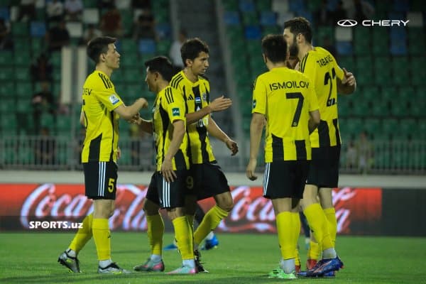 "Нефтчи" "ФарДУ"ни имтиҳон қилган беллашувдан фотогалерея!