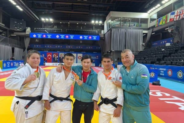 Ўзбек полвонлари Европадан тўртта медаль олиб келди