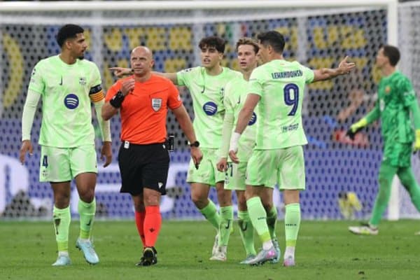 УЕФА “Барса” босим қилаётган ҳакам тақдирини ҳал қилди