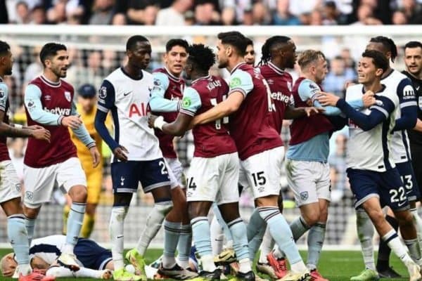 Англия клуби тўрт футболчидан қутилди