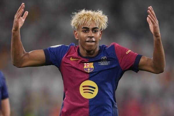 Ямал энг зўр ўйнаётган икки футболчи номини айтди. Улар Месси ҳам, Роналду ҳам эмас