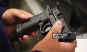 ММА жангчиси ўқотар қурол билан қўлга олинди