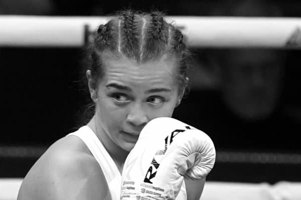 Боксчи аёл саратон касаллигидан вафот этди