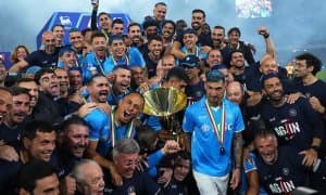 Чемпион жамоа икки ўйинчидан воз кечди