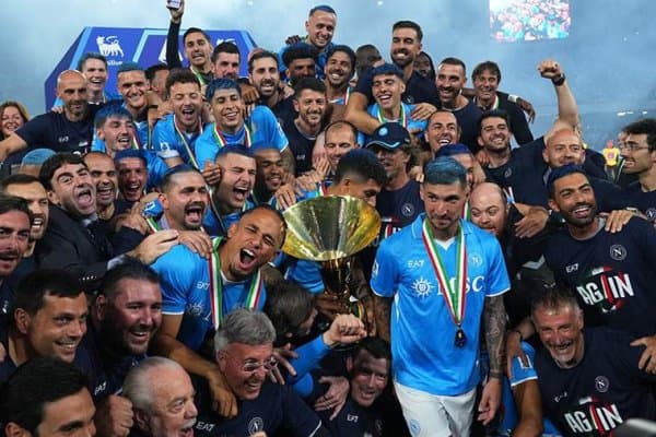 Чемпион жамоа икки ўйинчидан воз кечди