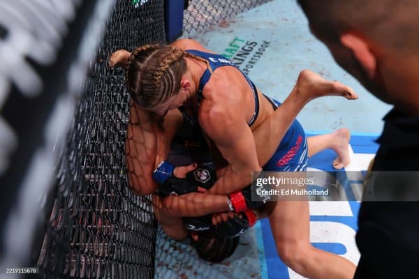 Кайла Харрисон муддатдан аввал ғалаба қозонди!