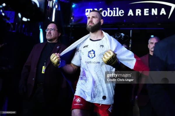 UFC собиқ чемпиони дипломини муваффақиятли ҳимоя қилди