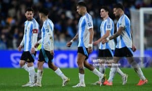 Жанубий Америкада навбатдаги саралаш ўйинлари бўлиб ўтди. Аргентина 1 киши кам бўлиб, дуранг ўйнади, номдор терма жамоа Мундиалсиз қолиб кетди 