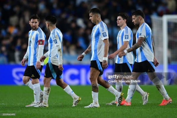 Жанубий Америкада навбатдаги саралаш ўйинлари бўлиб ўтди. Аргентина 1 киши кам бўлиб, дуранг ўйнади, номдор терма жамоа Мундиалсиз қолиб кетди 