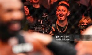 Жонс Жонс Том Аспиналл билан жанг қилмоқчи, фақат...