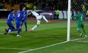 Ўзбекистонга иккита гол урган футболчи мамлакатдан чиқиб кетолмаяпти