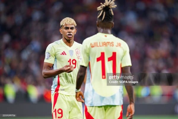 Нико Уильямс Испания лагерида "Барселона" футболчилари билан кўпроқ суҳбатлашмоқда