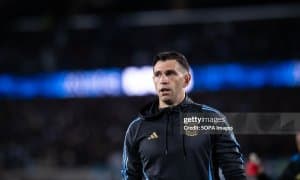 Эмилиано Мартинес АПЛда қолишни кўпроқ ўйламоқда