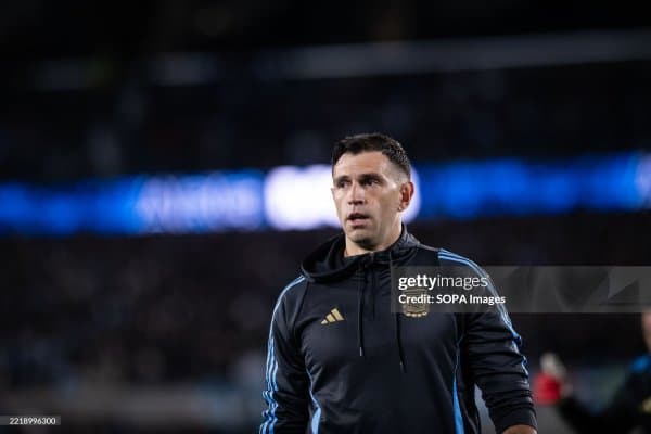 Эмилиано Мартинес АПЛда қолишни кўпроқ ўйламоқда