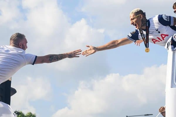 Янги мураббий машҳур ўйинчини ҳайдаяпти