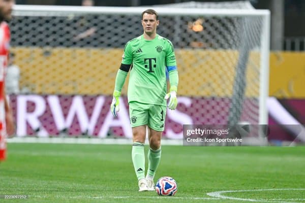 Нойер Доннаруммани танқид қилди, Италиялик посбоннинг агенти бунга жавоб қайтарди