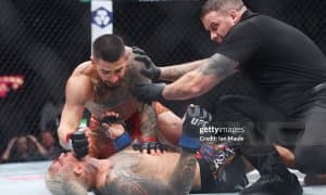 Ана холос: Чарльз Оливейра Илия Топуриядан учралган нокаутдан сўнг хотирасини йўқотди