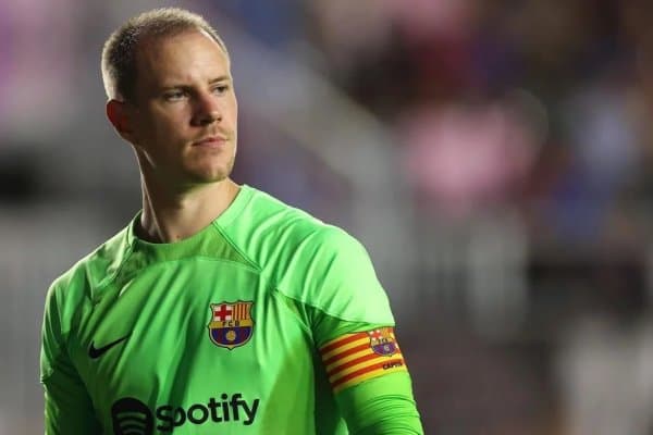 Сен сардорликка муносиб эмассан!