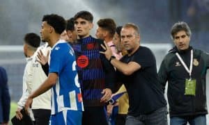 Флик ўнта футболчидан қутилмоқчи