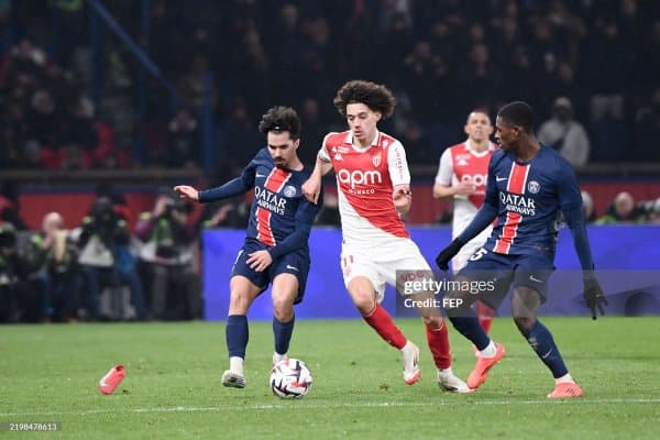 ПСЖ "Монако" футболчиси учун курашади