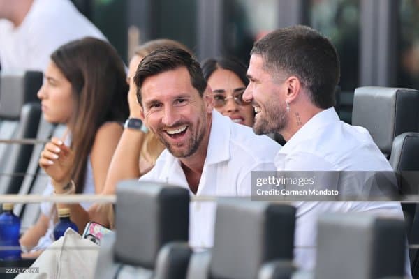 Месси яна бир бор ойнинг энг яхшиси деб топилди!