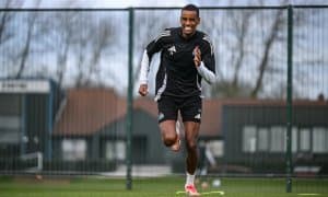 Исак Испания клуби базасида машғулот ўтказмоқда