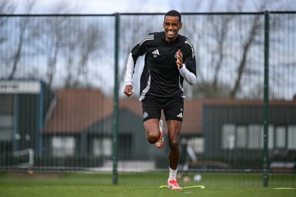 Исак Испания клуби базасида машғулот ўтказмоқда