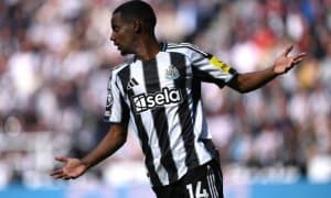 Эдди Хау: "Вазият жуда мураккаб, лекин мен Исакни яна "Ньюкасл" либосида кўришни истайман"