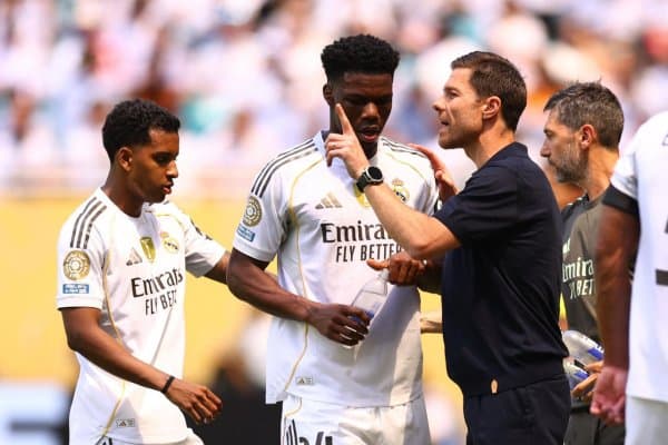 Хаби Алонсо Родриго ўрнига иккита футболчи топиб қўйди