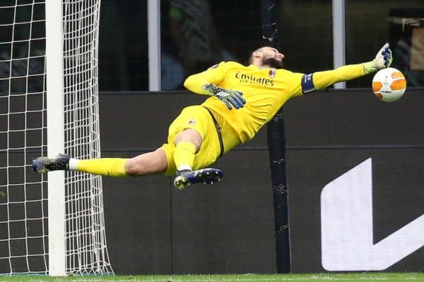  Суперклуб асосий дарвозабонини сотувга қўйди