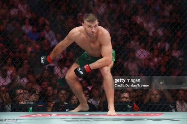 Дрикус дю Плесси: "Қоғозда ҳамма Хамзат Чимаев мени енгади, деб ўйламоқда. Бироқ улар ўқишни билмаслигимни тушунмаяпти"