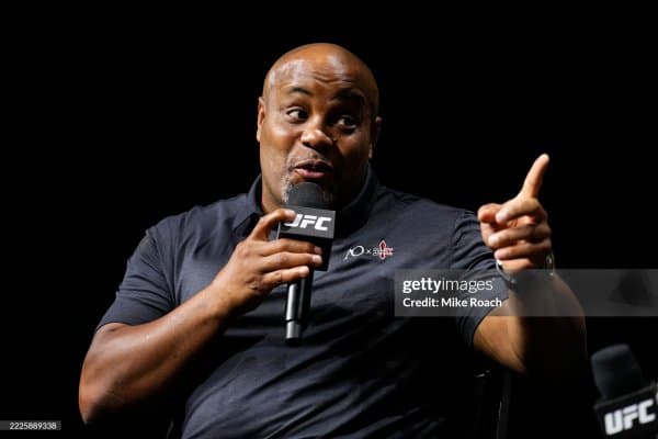 Даниэль Кормье: "Хамзат Чимаев UFC рейтингида Мераб Двалишвилидан юқори ўринда бўлиши керак"