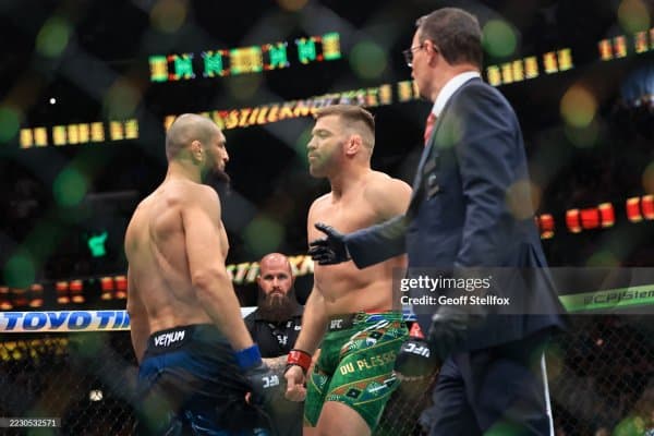 Хамзат Чимаев дю Плессини финиш қилишга нима учун шошилмади?