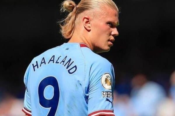 Ана холос: Холанд фамилиясини ўзгартирди