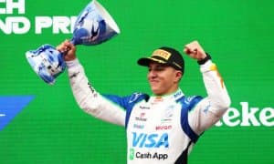 Хаджар фаолиятидаги биринчи шоҳсупа ҳақида фикр билдирди