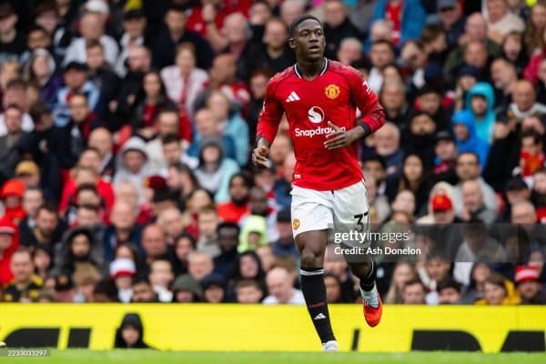 МЮ кетишни хоҳлаган футболчини жамоада олиб қолди