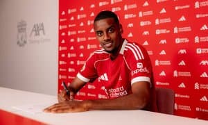 Исак "Ливерпуль" футболчиси сифатида илк интервьюсини берди