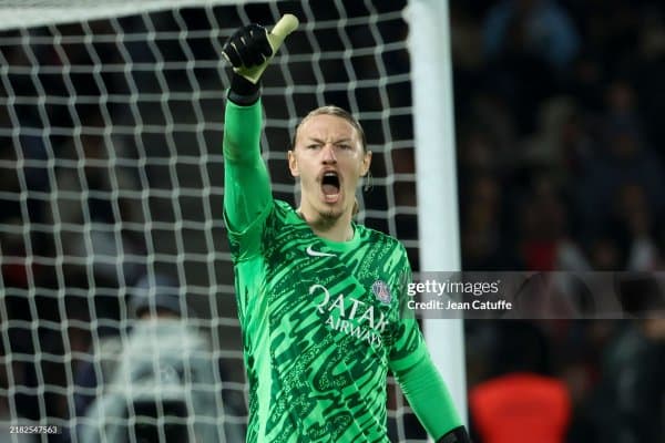 ПСЖ терма жамоага чақирилган Сафоновни тилга олди. Клуб дастлаб уни термага чақирилганлар рўйхатига қўшмаган эди 