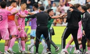 Рақибга тупирган Суарес ва мушт туширган Бускетсга жазо тайинланди