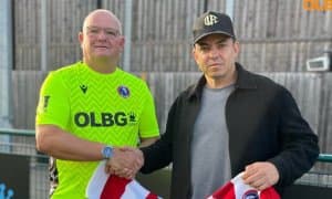 Англия жамоаси дарвозаси 54 ёшли фанат қўриқлайди