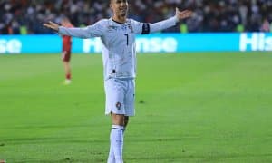 Роналду яна Мессини ортда қолдирди