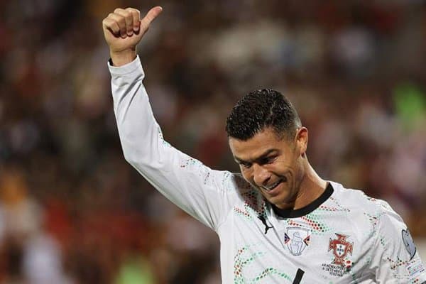 Роналду ҳеч ким танимайдиган тўпурарга тенглашиб олди